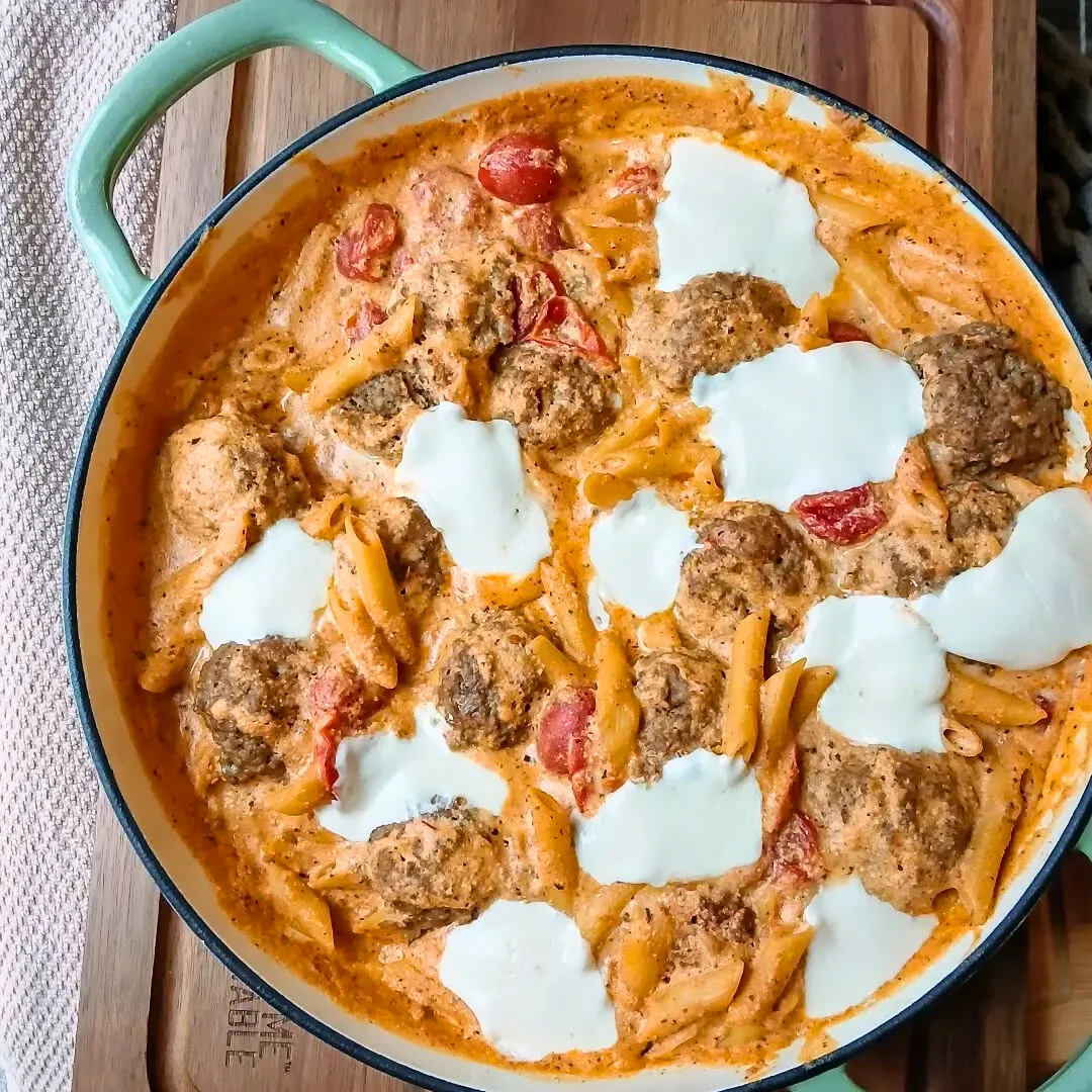 Creamy Keto Tomato Pesto Pasta with Mozzarella & Turkey Meatballs – Low Carb, High Protein Comfort Food