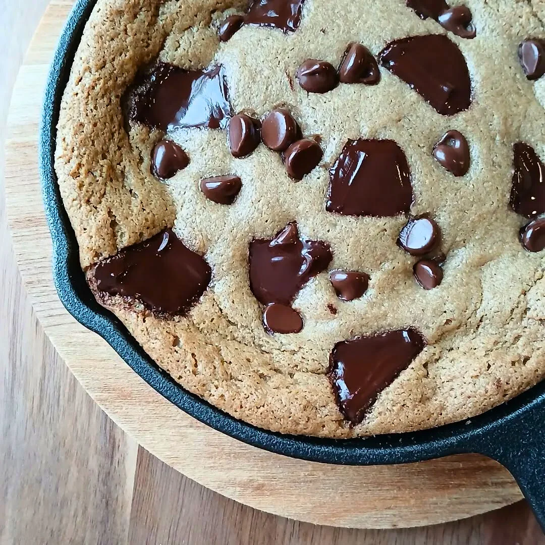 Sugar-Free Dark Chocolate Skillet Cookie 🍪 – Keto, Gluten-Free, Easy Dessert