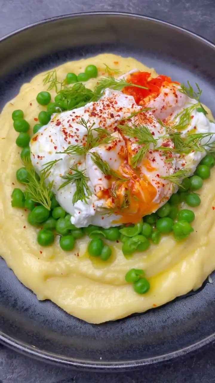 Creamy Parmesan Polenta with Peas and Poached Eggs – Comfort Food Made Simple