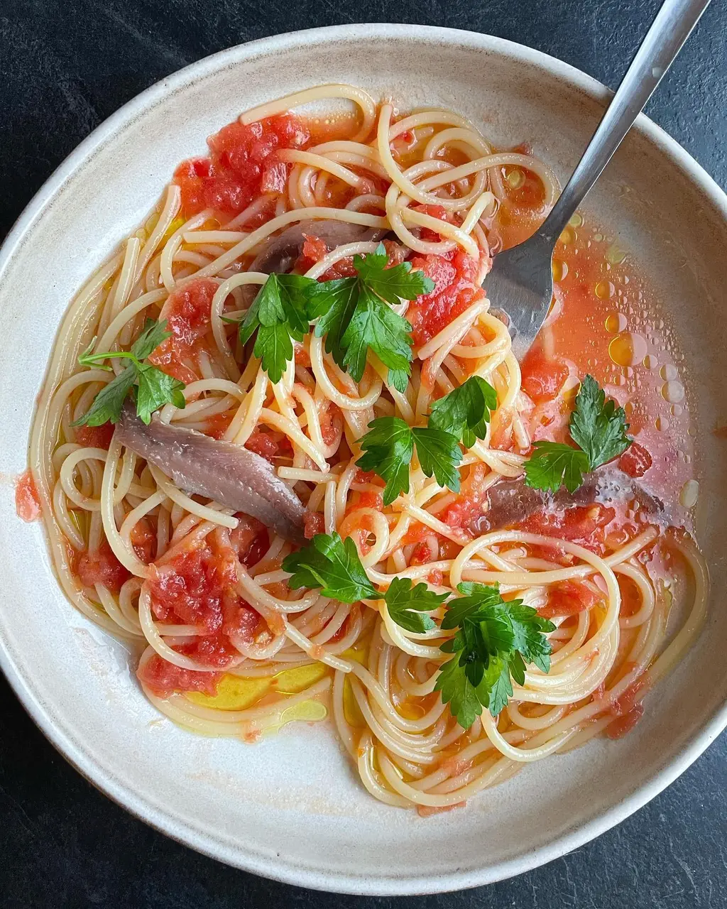Fresh Tomato Spaghetti with Anchovies and Parsley – A Simple, Vibrant Mediterranean Pasta