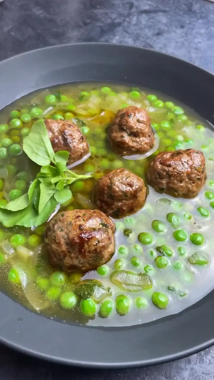Herby Lamb Meatballs with Fresh Pea and Mint Stew – A Light Yet Comforting Dinner for Spring