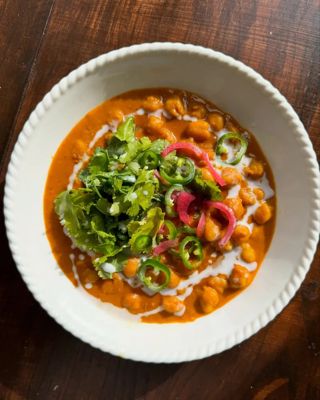 30-Minute Creamy Coconut Chickpea Curry (Vegetarian, Gluten-Optional) with Garlic-Buttered Naan — Bold, Comforting & Perfect for Weeknights