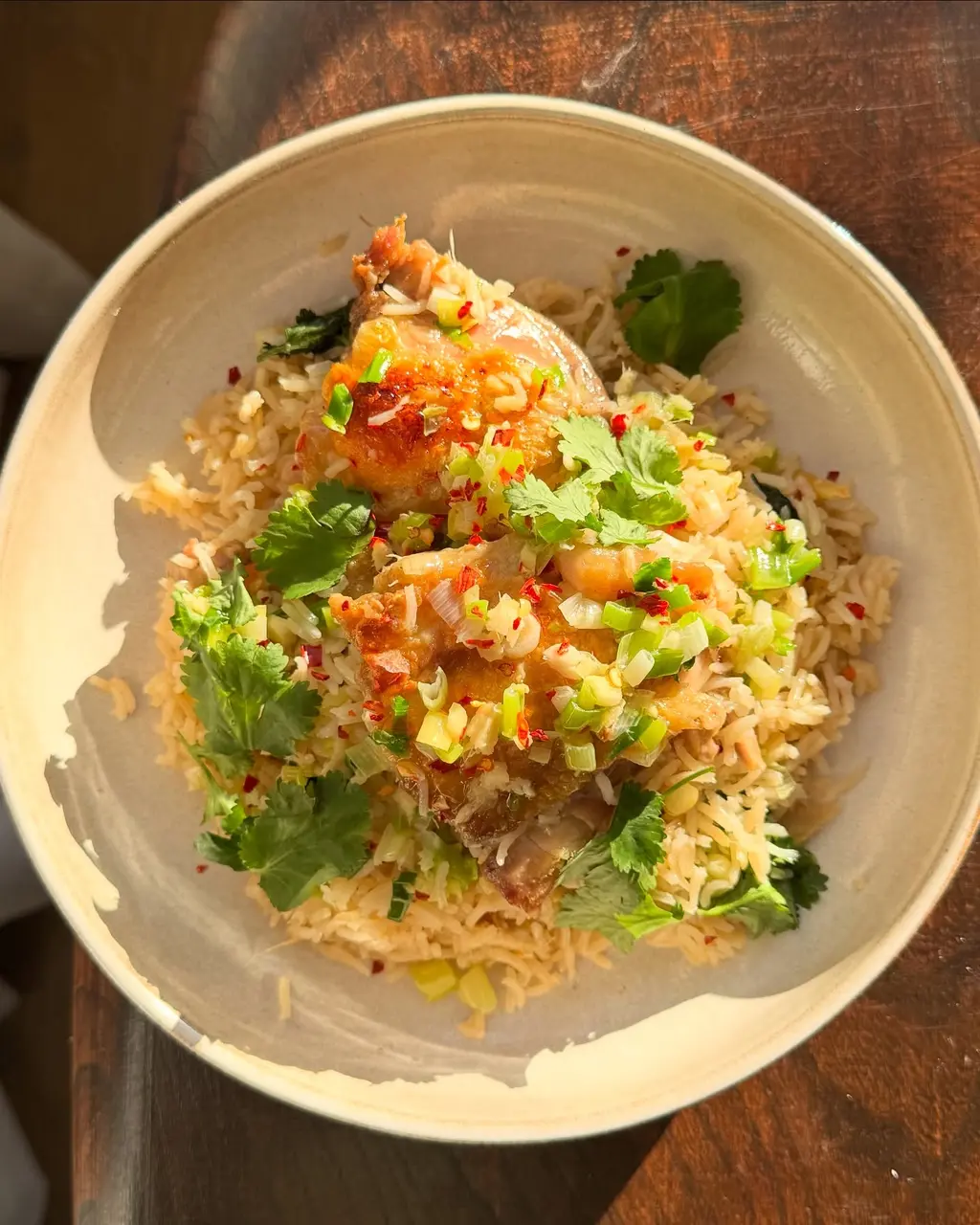Hainanese-Inspired One-Pan Baked Chicken Rice — Crispy Skin, Fragrant Ginger & Spring-Onion Oil (Weeknight Comfort Dinner)